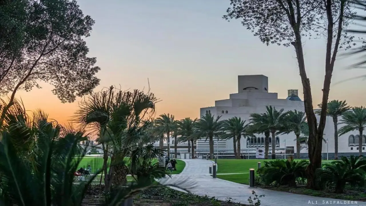طقس حار نسبياً يسيطر على السواحل مع ظهور سحب في عرض البحر